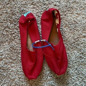 NWOT red Toms men’s 8.5/women 10